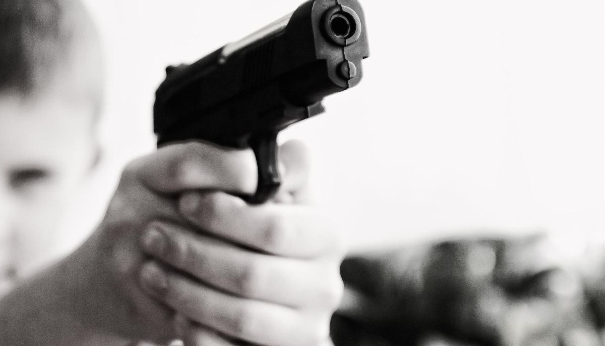 Мальчик стреляет в своего учителя.