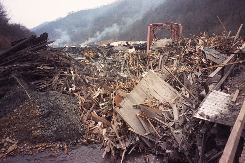 Ужасная черная жидкая жижа из плотины, которая разрушила 16 городков и убила 125 человек