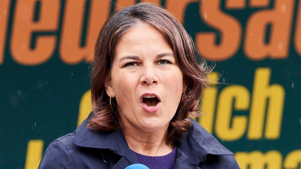 Бербок: «Мы ведем войну против России , а не друг против друга».