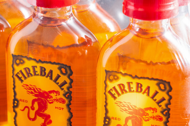 Производителя виски Fireball обвинили в ложной рекламе на миниатюрных ...