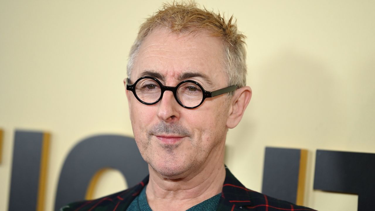 Алан Камминг возвращает награду OBE в знак протеста против «токсичности» Британской империи