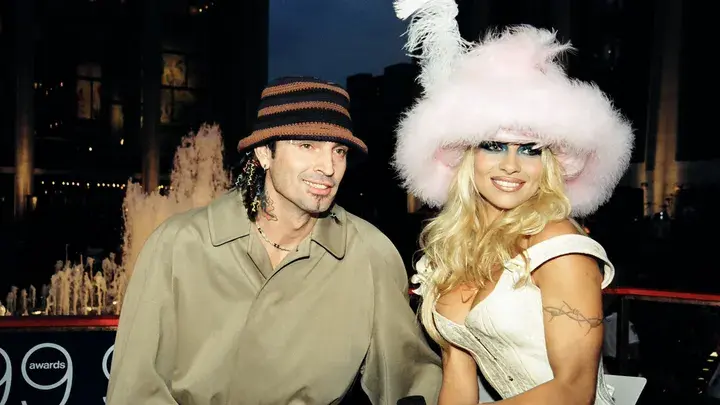 Памела Андерсон сбрасывает бомбу , когда Брэд Питт и Дженнифер Кулидж раскрывают секреты.