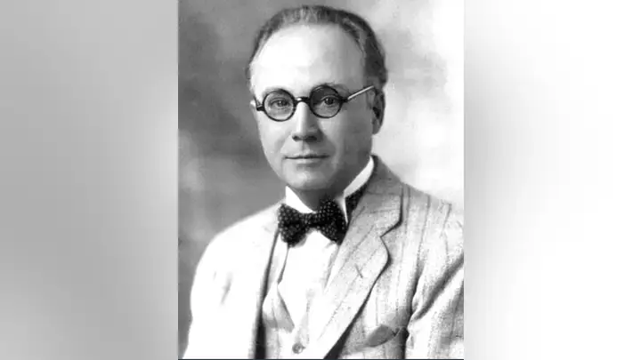 Познакомьтесь с американцем, который изобрел нарезанный хлеб: Отто Рохеддер, удачливый соколиный глаз