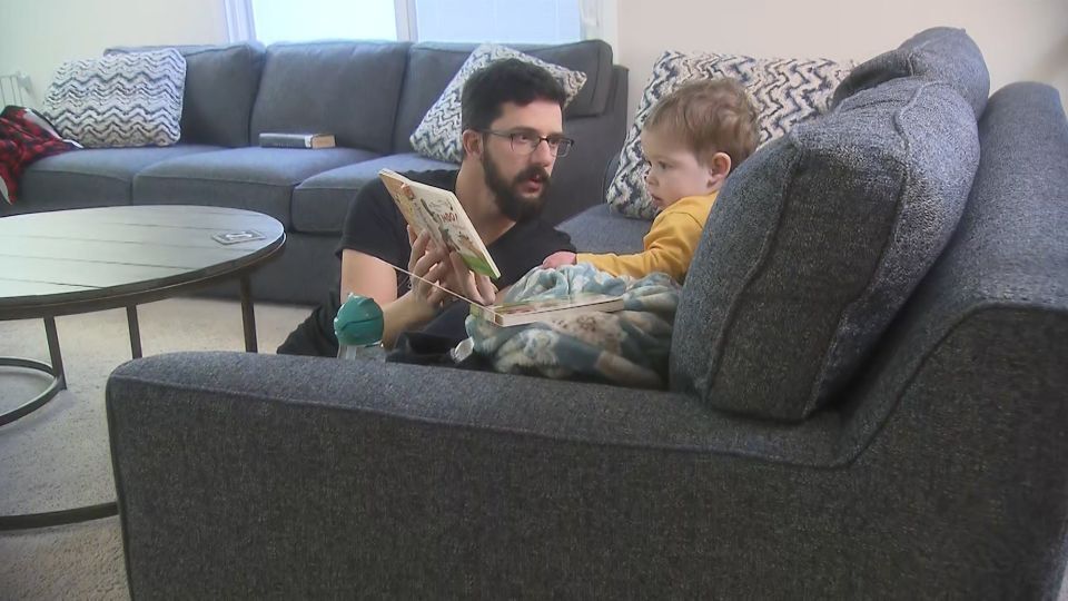 По мере того, как все больше мужчин покидают рабочие места, на их место приходят женщины