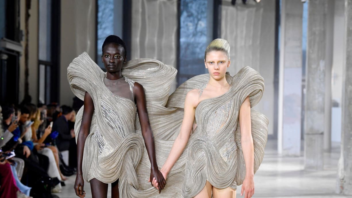 Индийский модельер Гаурав Гупта дебютирует на неделе высокой моды в Париже.