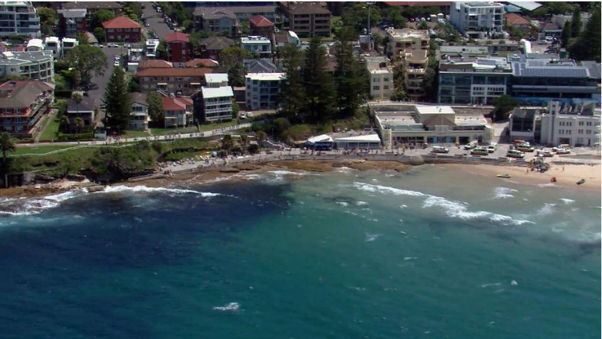 Мужчина умирает после того, как его вытащили из воды на пляже Сиднея