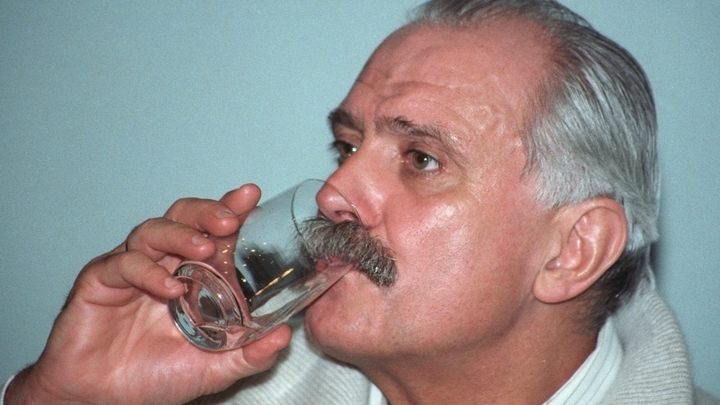 Режиссер Михалков пытался сбежать из больницы и выпить: слова его близкого друга