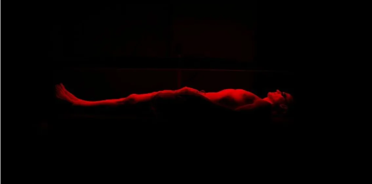 Этот мужчина хочет обратить старение вспять и использует для этого новейшие технологии против старения