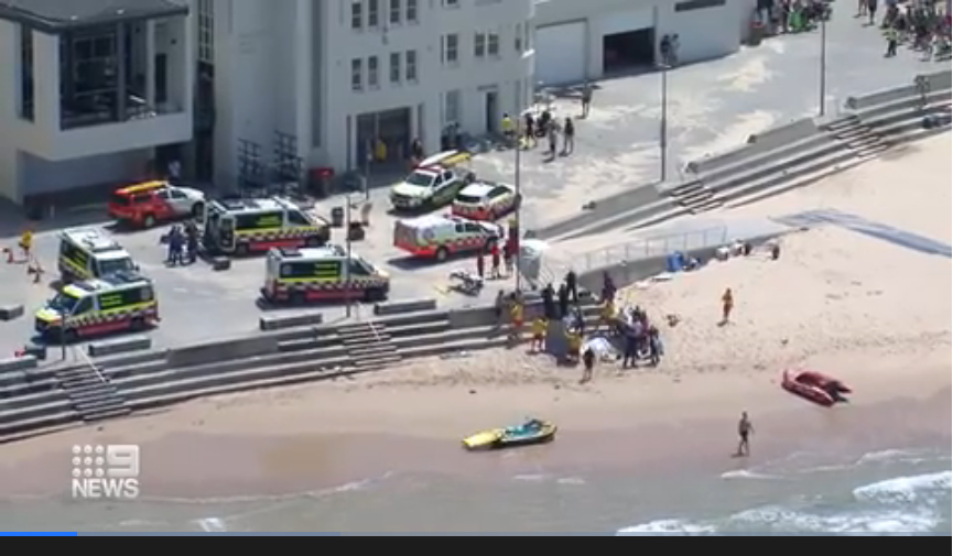 Мужчина умирает после того, как его вытащили из воды на пляже Сиднея