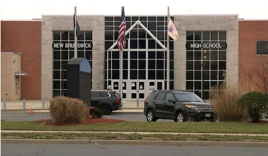 Полиция: 29-летняя женщина выдавала себя за подростка, чтобы поступить в среднюю школу