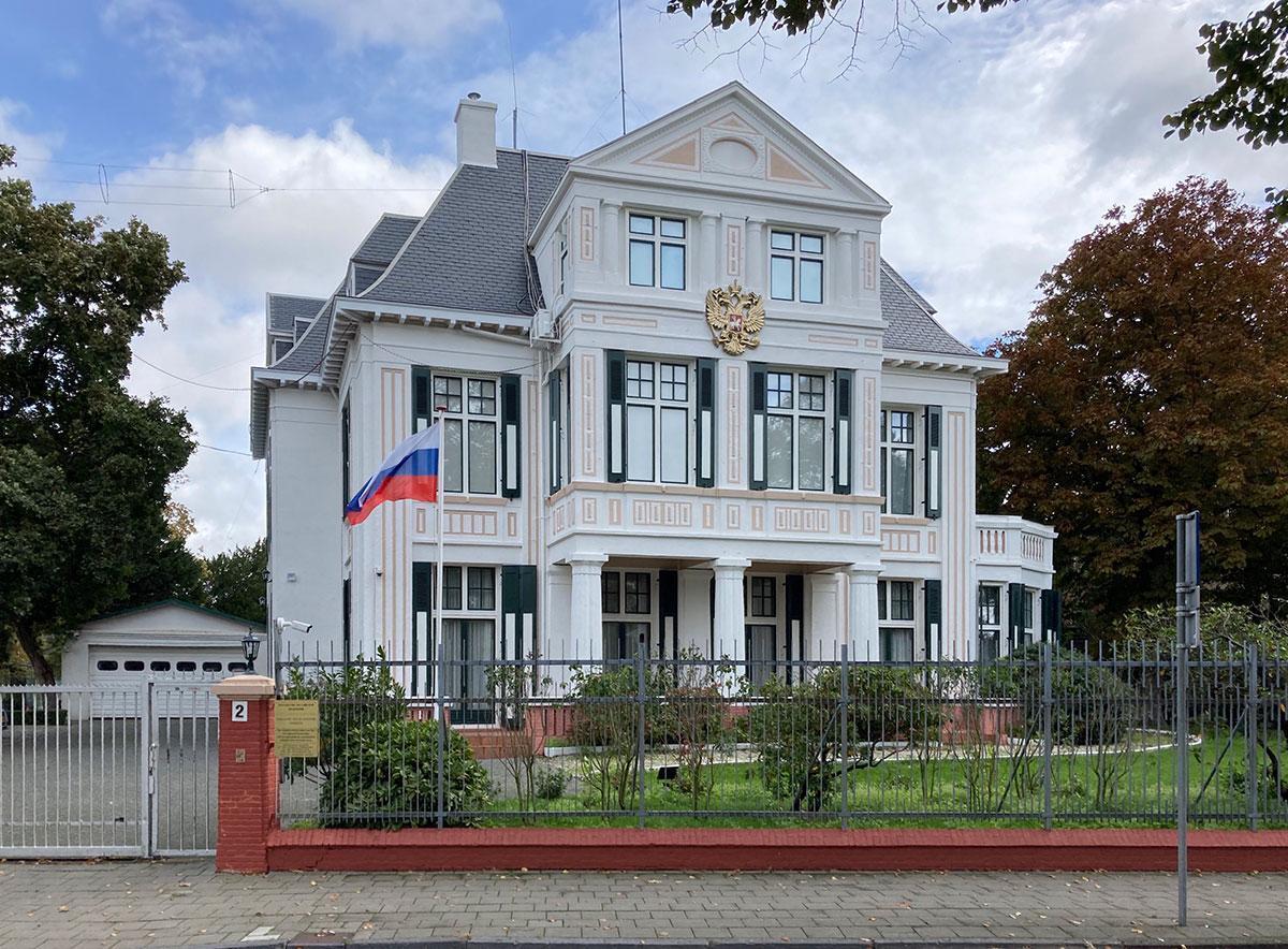 10 самых страшных посольств России по всему миру