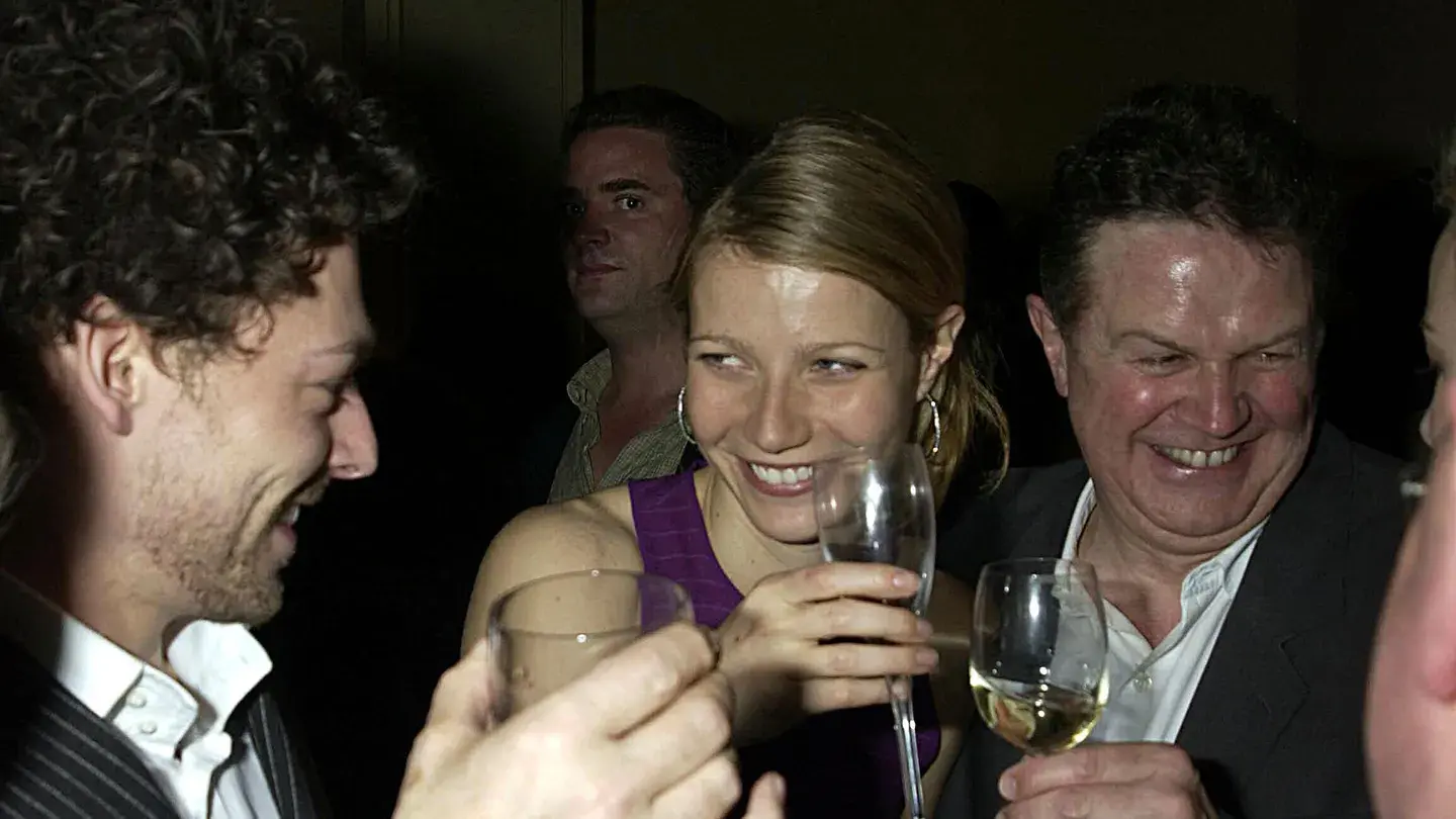 Памела Андерсон бросает бомбу для секс - ленты в момент, когда Брэд Питт и Дженнифера Кулидж раскрывают секреты.