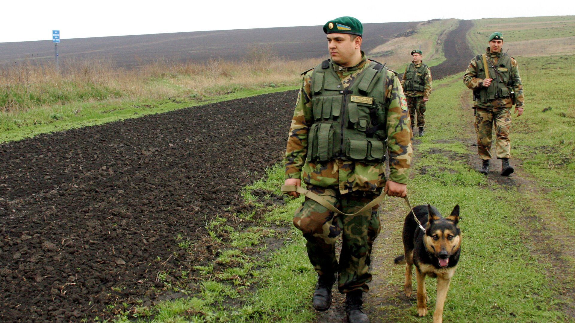 На границе Украины задержали уклониста, выдававшего себя за женщину.