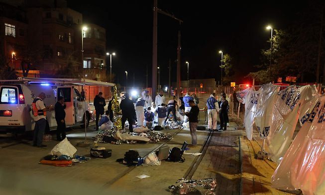 Семь израильтян убиты в результате нападения с применением огнестрельного оружия в синагоге Иерусалима