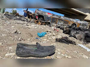 42 человека погибли, когда пассажирский автобус упал в овраг и загорелся в пакистанской провинции Белуджистан.