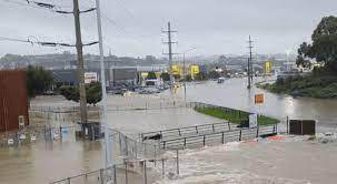 !!!Наводнение в Окленде: Проливные дожди убили 3 человек, эвакуация и мероприятия отменены.