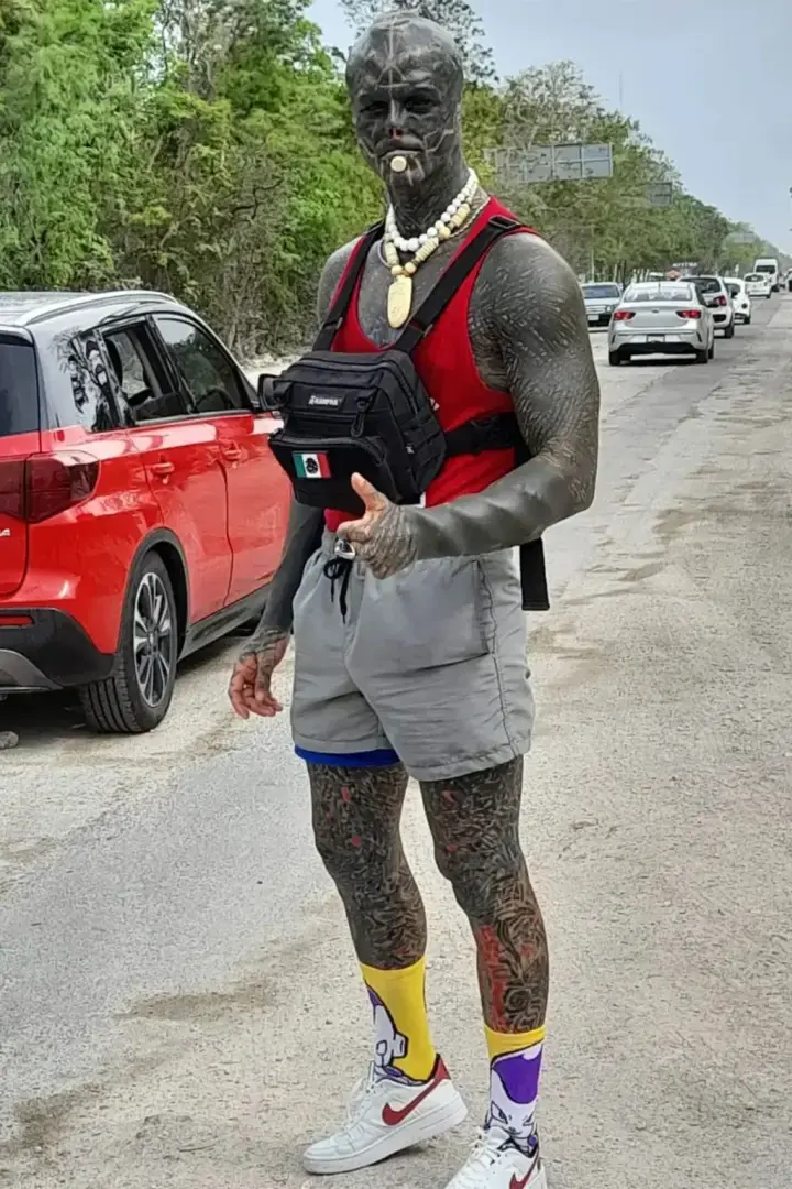 «Черного инопланетянина» —отказываются обслуживать в ресторанах.