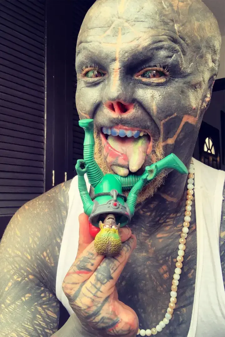 «Черного инопланетянина» —отказываются обслуживать в ресторанах.