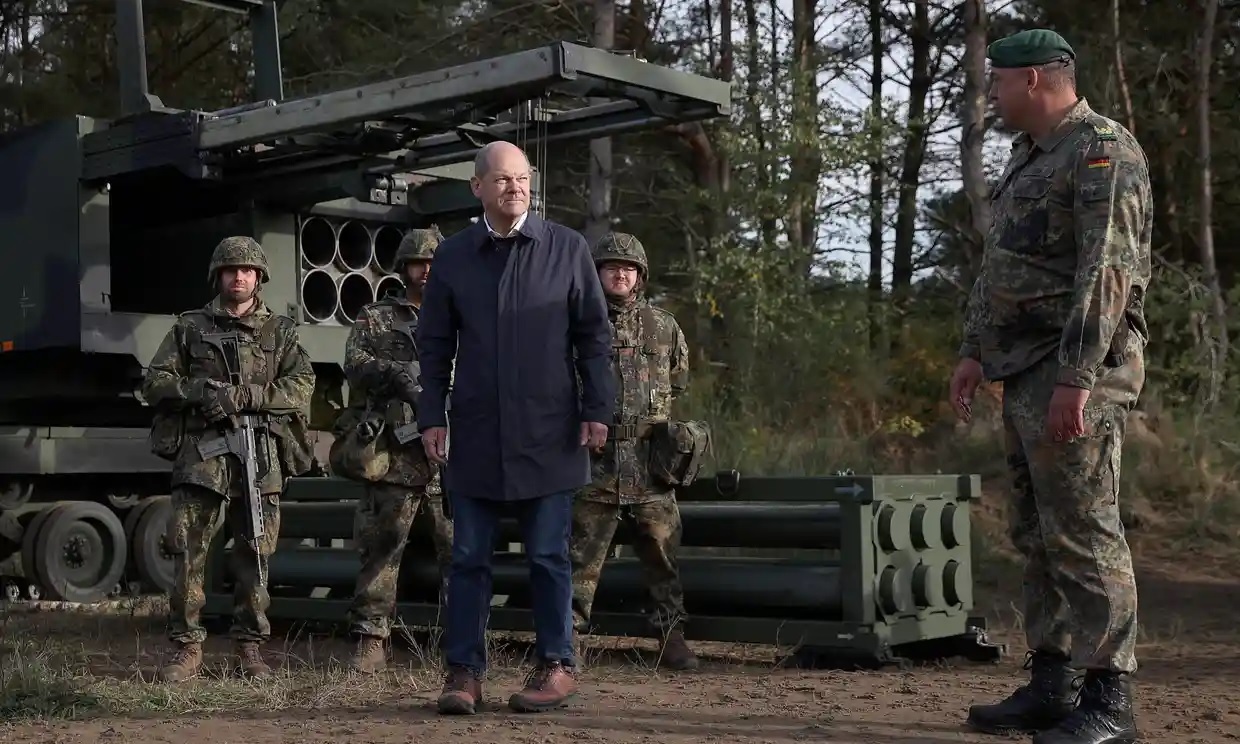 Германия заявляет, что для Украины лучше всего "идти в ногу" с США в вопросе вооружений.