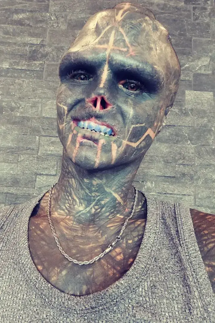 «Черного инопланетянина» —отказываются обслуживать в ресторанах.