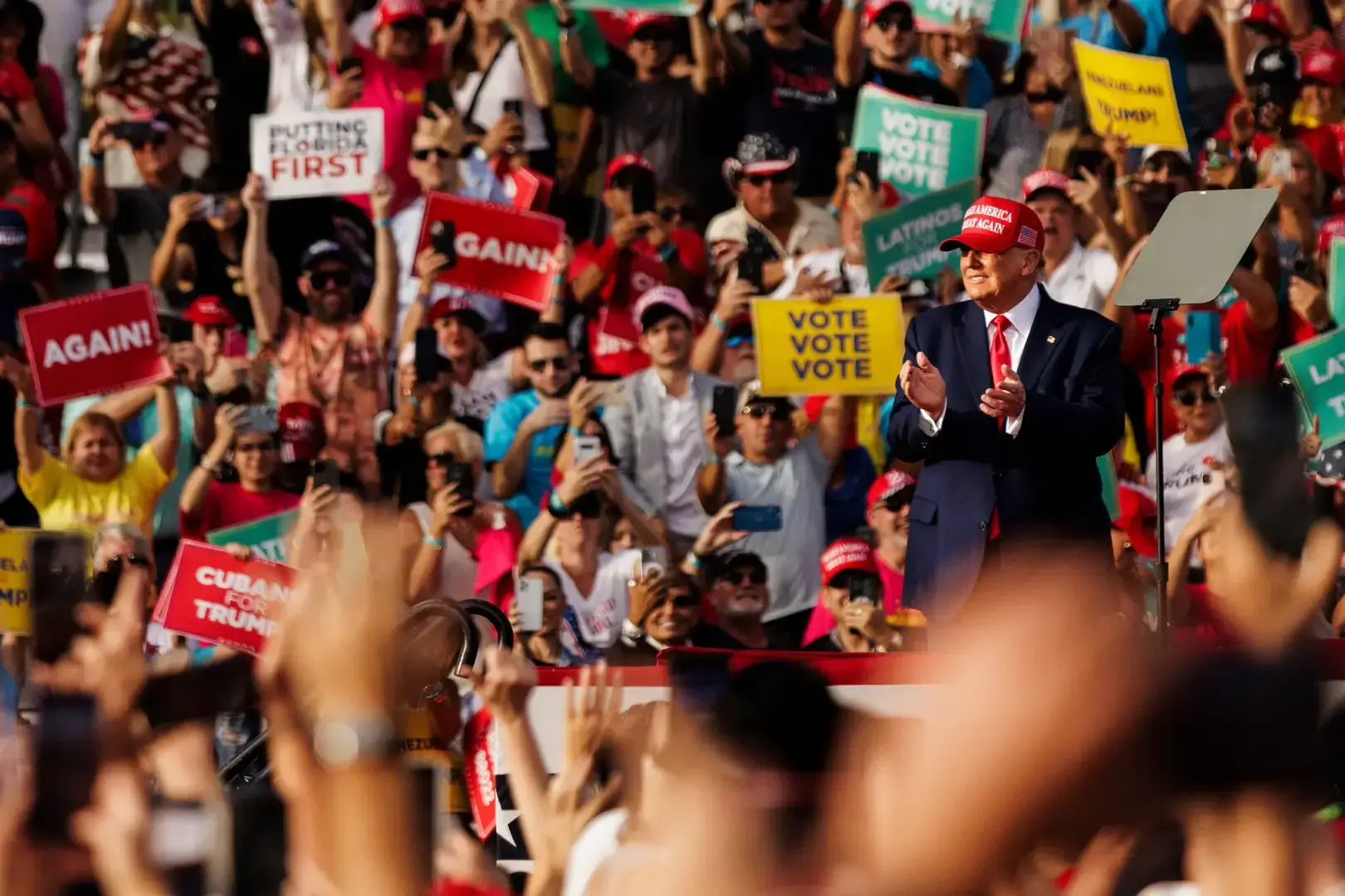 Трамп пробует новую тактику предвыборной кампании: мелкомасштабную