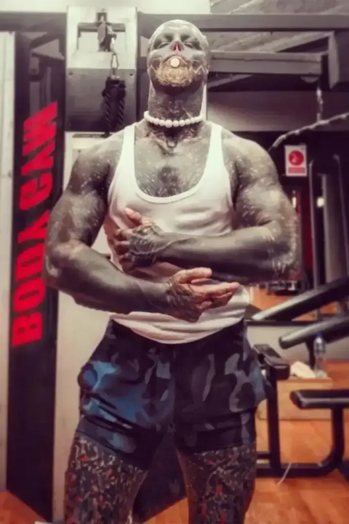 «Черного инопланетянина» —отказываются обслуживать в ресторанах.