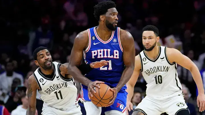 Празднование Джоэла Эмбиида в промежности раздражает Кевина Дюранта; звезда 76ers смеется над критическим твитом