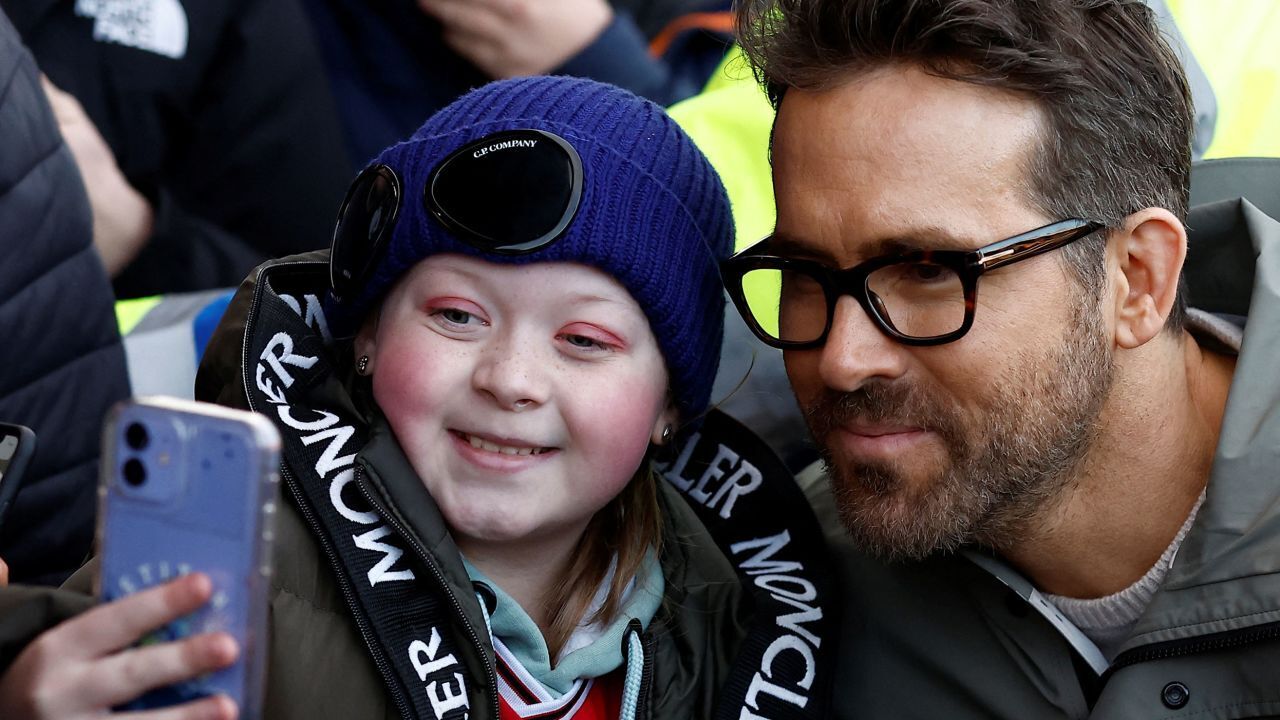 Прямо по голливудскому сценарию актер Райан Рейнольдс наблюдает, как Рексхэм рисует захватывающий матч Кубка Англии.