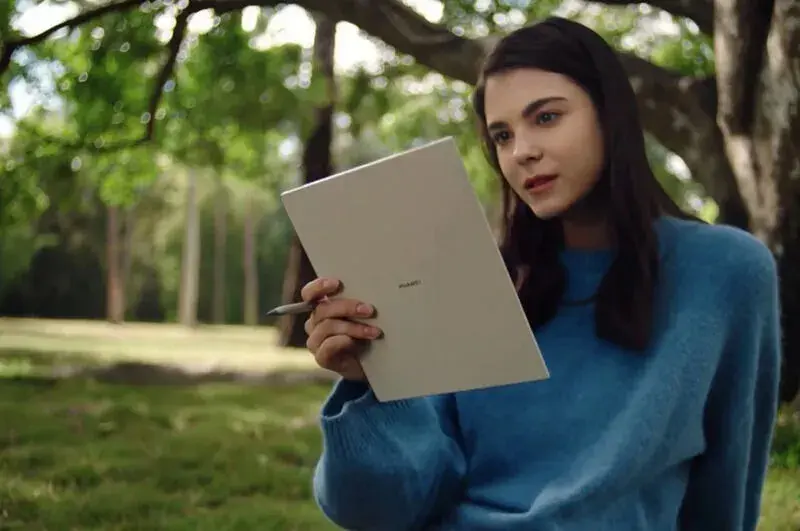 HUAWEI MatePad Paper оснащеный 10,3-дюймовым дисплеем E Ink