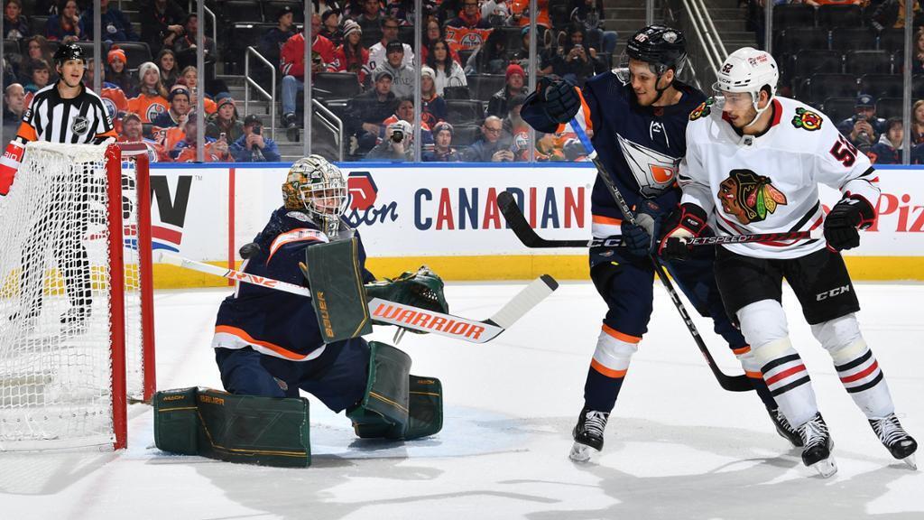 Для победы над Блэкхоукс, Ойлерз использует запасного вратаря. В конце третьего периода Мэтт Берлин делает сэйв после замены Кэмпбелла.