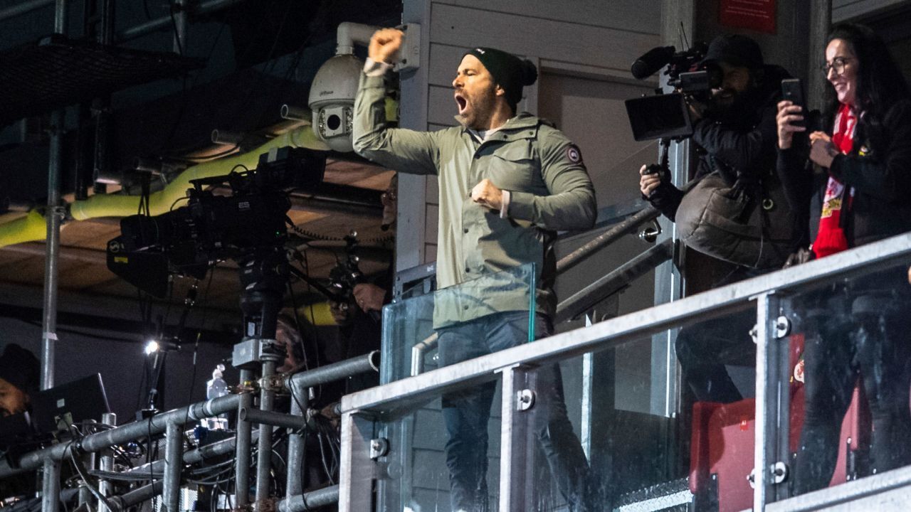 Прямо по голливудскому сценарию актер Райан Рейнольдс наблюдает, как Рексхэм рисует захватывающий матч Кубка Англии.