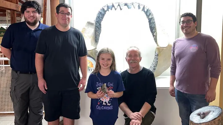 Девочка 9 лет обнаружила редкий зуб доисторического мегалодона в водах Мэриленда: Я не могла в это поверить