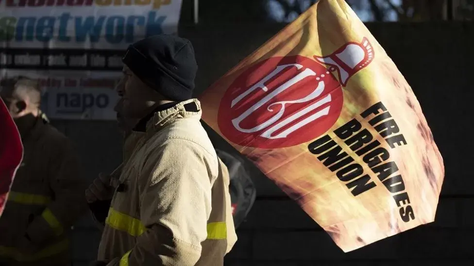 Забастовка пожарных: войска могут быть отправлены в NI для вызовов с высоким риском