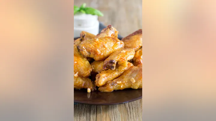 Работник школьного округа Иллинойса обвиняется в присвоении куриных крылышек на 1,5 миллиона долларов.