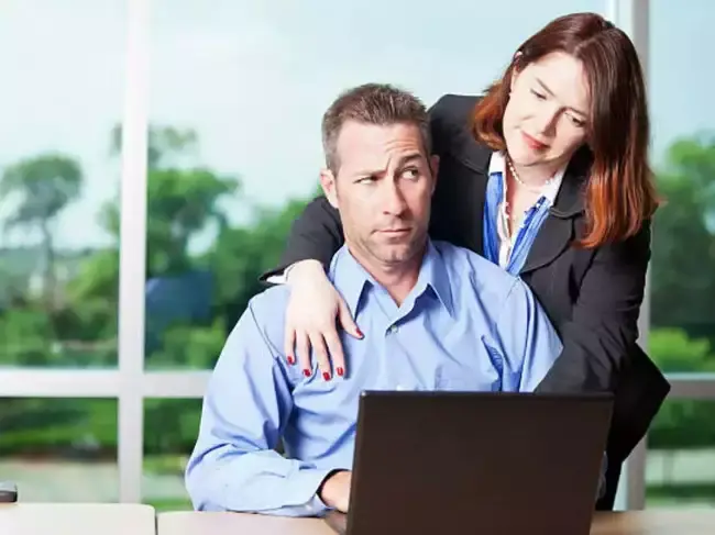 Сага об увольнениях Google: бывший сотрудник утверждает, что потерял работу за то, что отверг ухаживания босса.