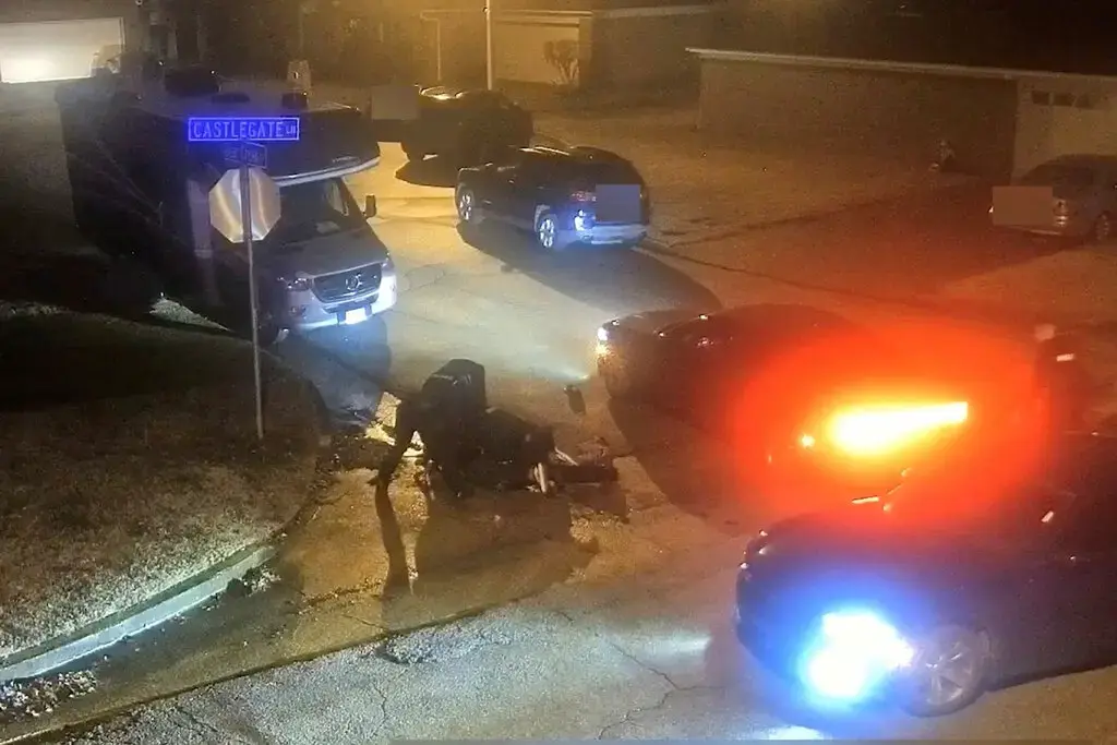 Когда офицеры избивали Тайра Николса, за ними наблюдала камера по предупреждению преступности.