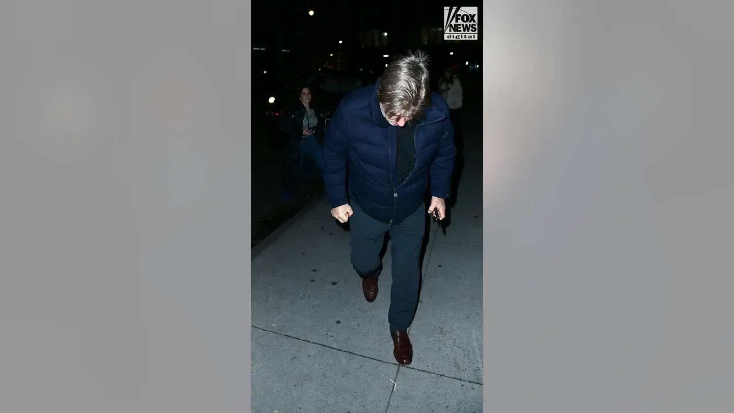 Алек Болдуин появился на публике впервые после официального предъявления обвинений в непреднамеренном убийстве в связи с фильмом "Ржавчина".