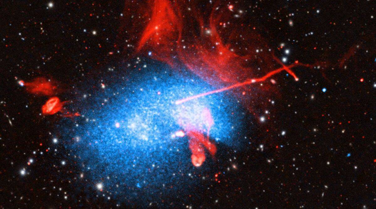 Посмотрите, как тысячи галактик сталкиваются на этом снимке, сделанном с помощью нескольких телескопов