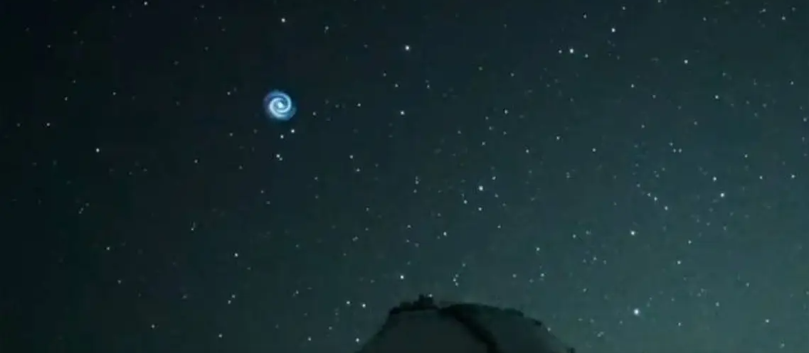 В небе Гавайев появилась загадочная синяя спираль, и никто не подтверждает, что это может быть