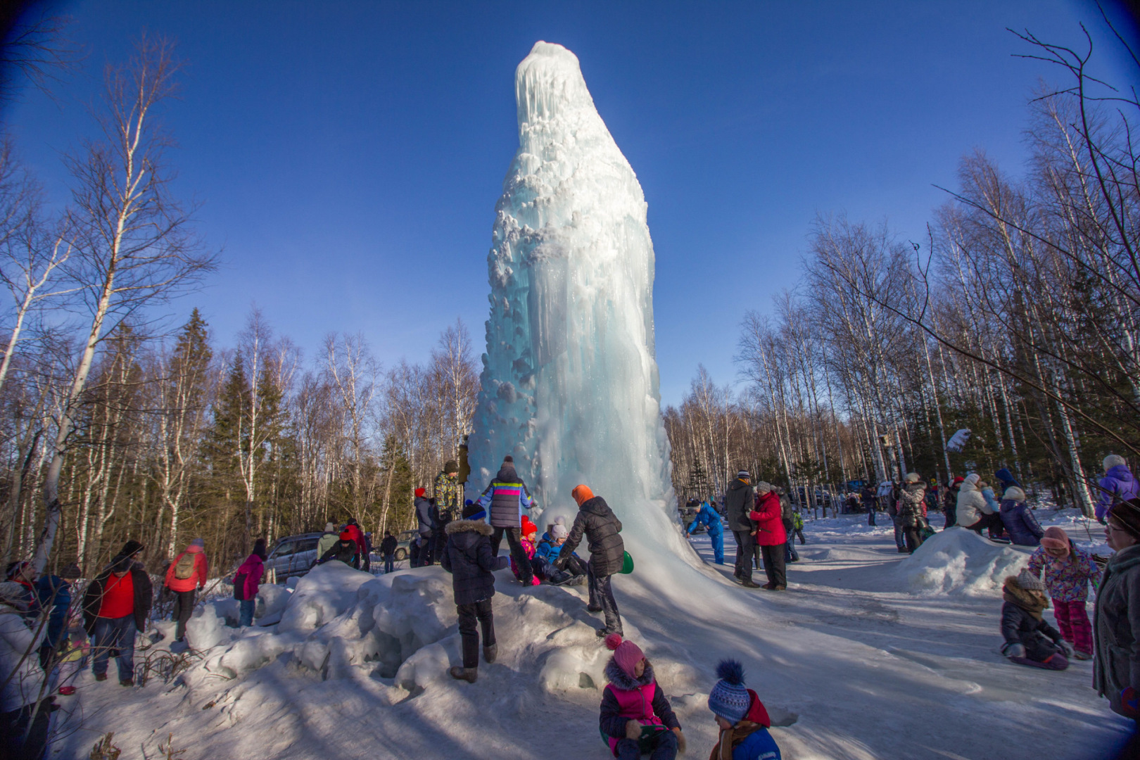 Ледяной фонтан Уванский в национальном парке Зюраткуль Челябинской области - самое романтическое место для отдыха на День всех влюбленных.