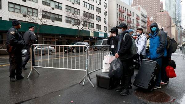 Противостояние в гостиницах Нью-Йорка утихает, так как некоторые мигранты соглашаются на койки в бруклинском мега-приюте в условиях низких температур