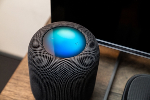 «Блестящий» Apple HomePod в продаже с завтрашнего дня