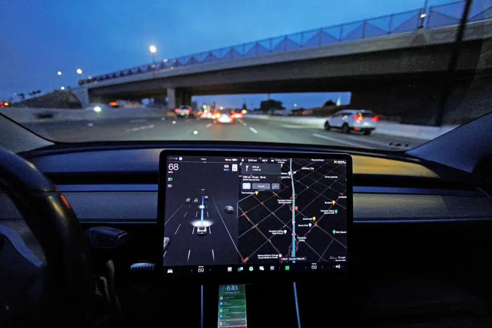 Министерство юстиции рассматривает заявления об автопилоте Tesla после многочисленных аварий.