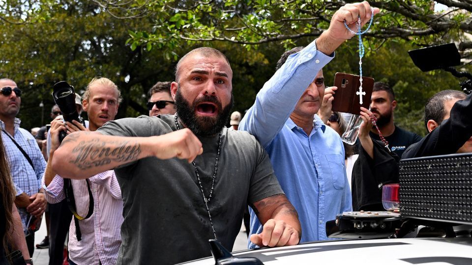 Бывший премьер-министр Австралии назвал Джорджа Пелла «святым», поскольку похороны скандального кардинала вызвали протесты