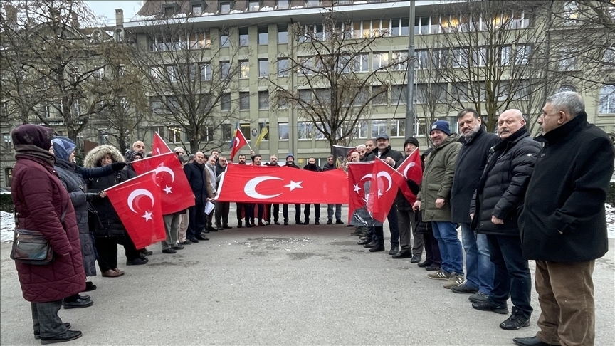 Турецкая община Швейцарии протестует против сожжения Корана в Швеции