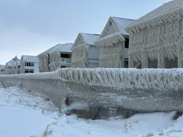 Техас. Ледяной шторм. Число погибших возросло до 10. 400 000 домов без электричества.