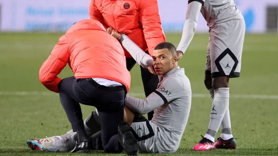 Финалист Кубка мира Килиан Мбаппе промахивается с двух пенальти и открытого гола, после чего выходит с травмой в победе ПСЖ