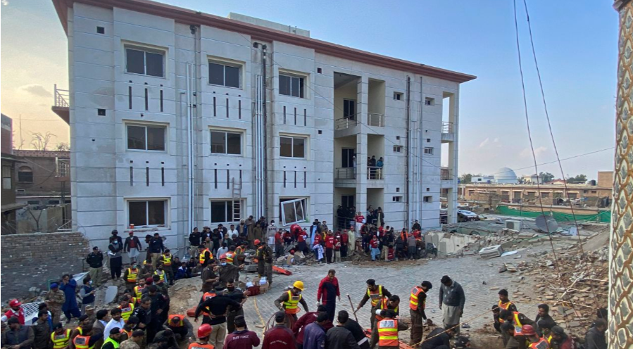 Террорист-смертник в пакистанской мечети был переодет полицейским, говорит чиновник!