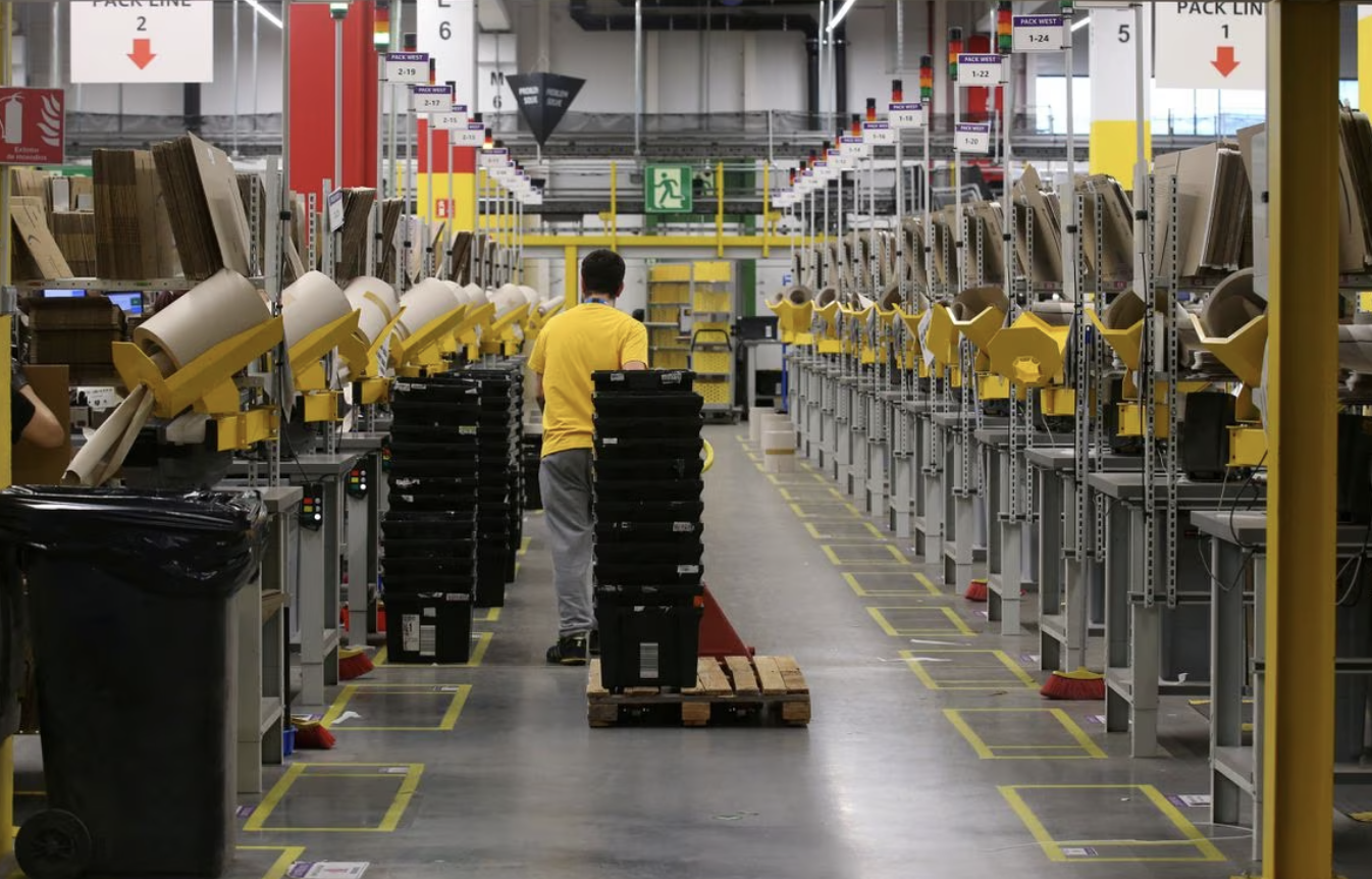 Работники Amazon бастуют в Барселоне из-за закрытия склада