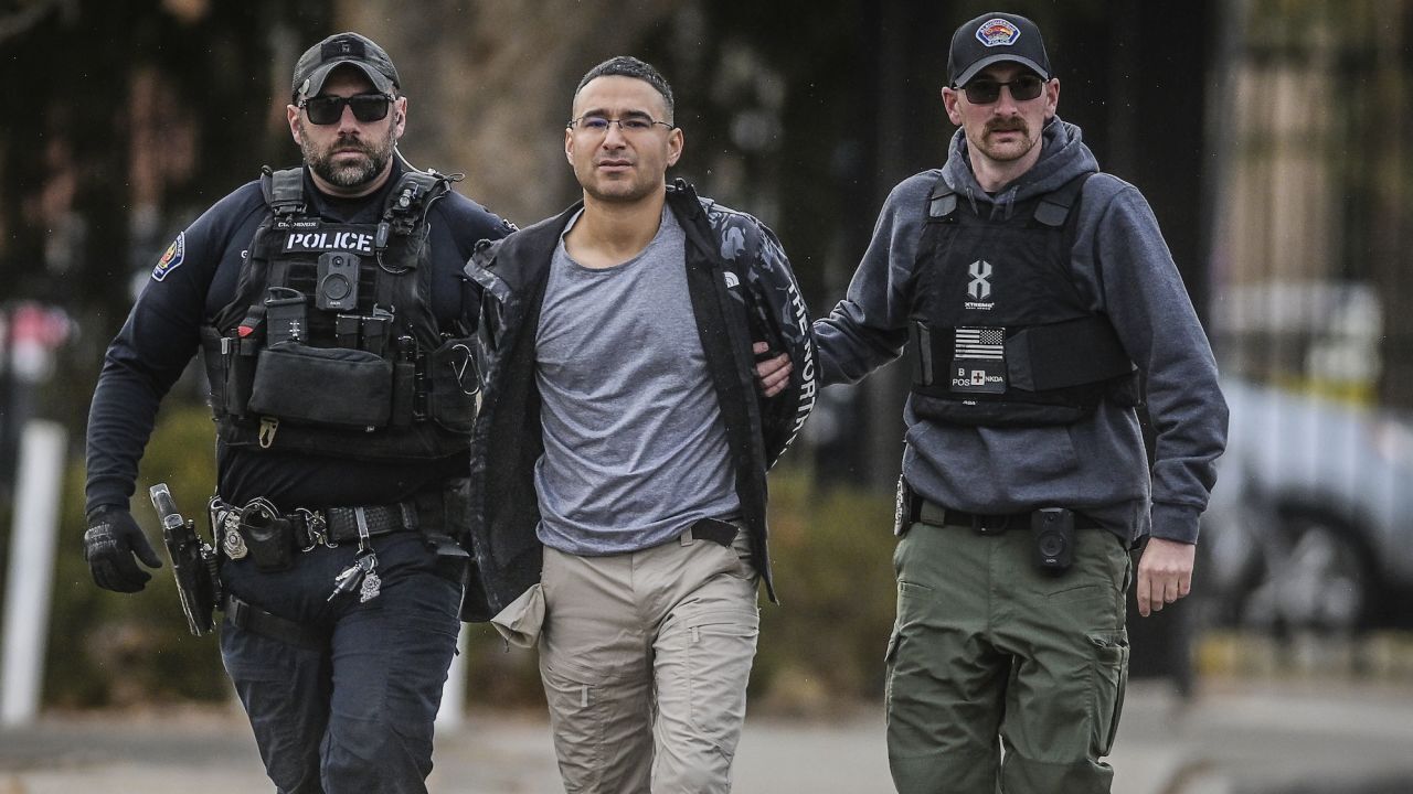 Несостоявшийся кандидат от Республиканской партии, обвиняемый в стрельбе по домам чиновников-демократов, не признает себя виновным